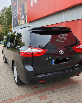 Toyota Sienna cena 109000 przebieg: 170000, rok produkcji 2017 z Ząbki małe 121